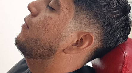 Corte de cabello moderno en FJ Barber, Manzanillo, Colima, MX.