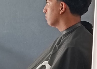 Cliente con nuevo corte en FJ Barber, Manzanillo, Colima, MX.