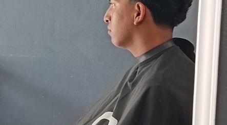 Cliente con nuevo corte en FJ Barber, Manzanillo, Colima, MX.
