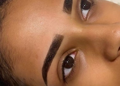 Perfectly shaped eyebrows at Devinebrows, Manchester, England, GB. Showcase enhances natural beauty.