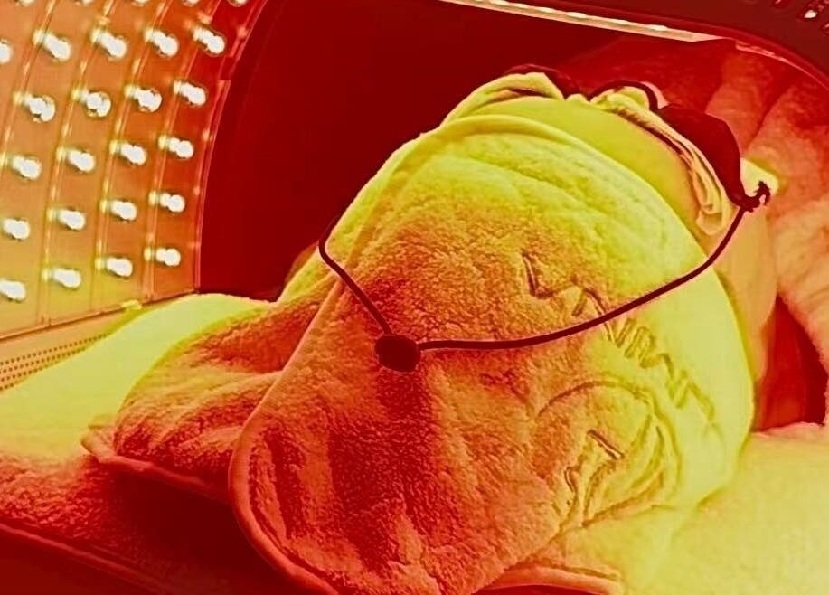 Relaxing infrared therapy at LUMINA MEDI SPA, Mississauga, Ontario, CA.