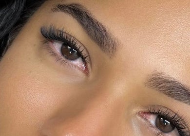 Extensiones de pestañas aplicadas con precisión en JG Lash Extensión Studio, La Vega, La Vega Province, DO.