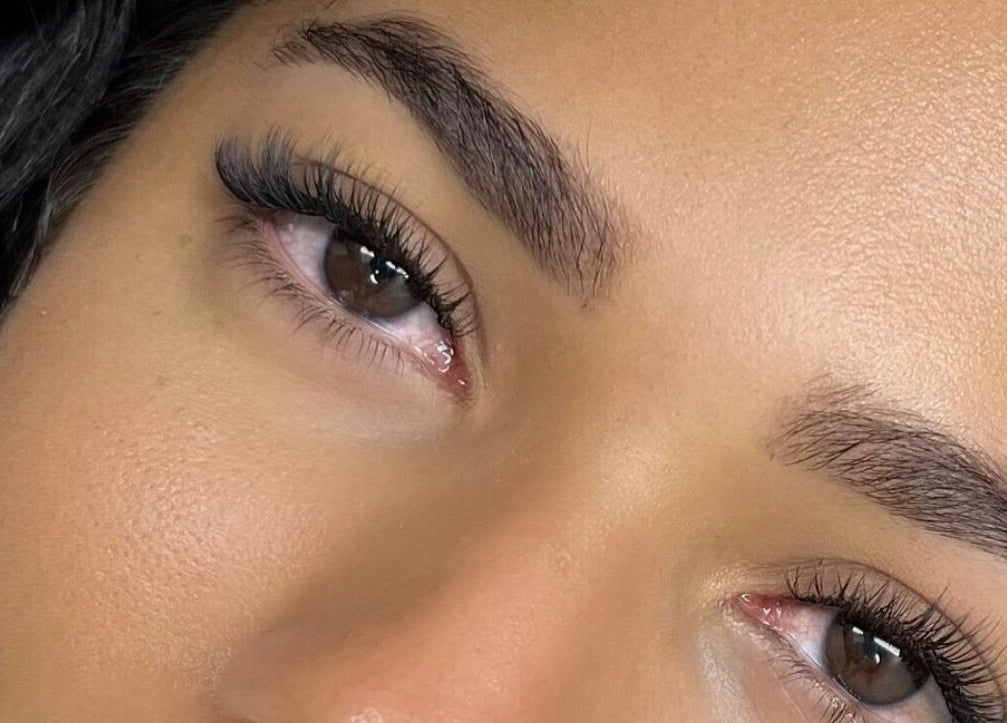 Extensiones de pestañas aplicadas con precisión en JG Lash Extensión Studio, La Vega, La Vega Province, DO.