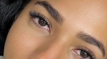 Extensiones de pestañas aplicadas con precisión en JG Lash Extensión Studio, La Vega, La Vega Province, DO.