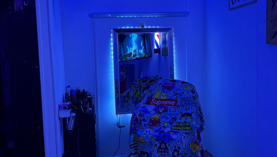 Sala de peluquería iluminada en azul en Diablos.Studio, Antofagasta, Antofagasta, CL, reflectante de creatividad urbana.