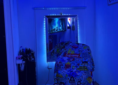 Sala de peluquería iluminada en azul en Diablos.Studio, Antofagasta, Antofagasta, CL, reflectante de creatividad urbana.