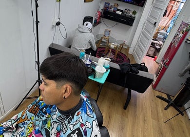 Interior de Diablos.Studio en Antofagasta, mostrando un corte de cabello profesional en progreso.