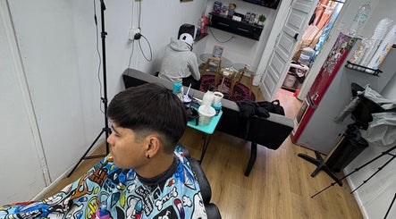 Interior de Diablos.Studio en Antofagasta, mostrando un corte de cabello profesional en progreso.