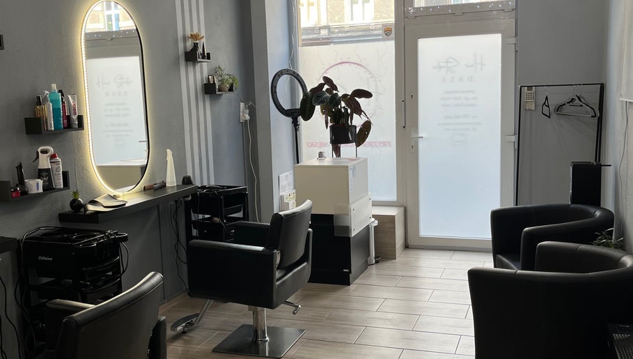 Wnętrze Hair Studio DALI w Wrocław, Województwo Dolnośląskie, PL z nowoczesnymi krzesłami i lustrem.