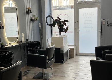 Wnętrze Hair Studio DALI w Wrocław, Województwo Dolnośląskie, PL z nowoczesnymi krzesłami i lustrem.