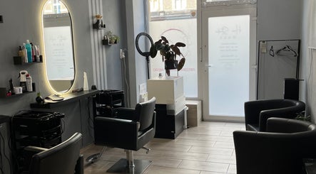 Wnętrze Hair Studio DALI w Wrocław, Województwo Dolnośląskie, PL z nowoczesnymi krzesłami i lustrem.