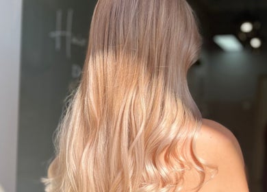 Gładkie, lśniące loki w Hair Studio DALI, Wrocław, Województwo Dolnośląskie, PL.