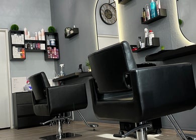 Nowoczesne wnętrze Hair Studio DALI w Wrocław, Województwo Dolnośląskie, PL. Stylowe fotele i kosmetyki.