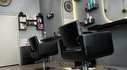 Nowoczesne wnętrze Hair Studio DALI w Wrocław, Województwo Dolnośląskie, PL. Stylowe fotele i kosmetyki.