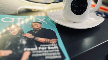 Magazyn i filiżanka w Hair Studio DALI, Wrocław, Województwo Dolnośląskie, PL, tworzą stylowy klimat.