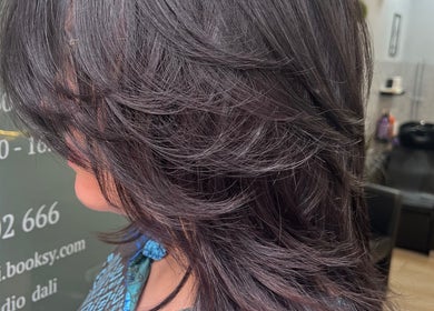 Klientka w Hair Studio DALI, Wrocław, Województwo Dolnośląskie, PL z modną fryzurą.
