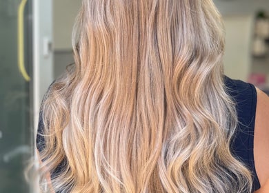 Stylowe fale blond w Hair Studio DALI, Wrocław, Województwo Dolnośląskie, PL.