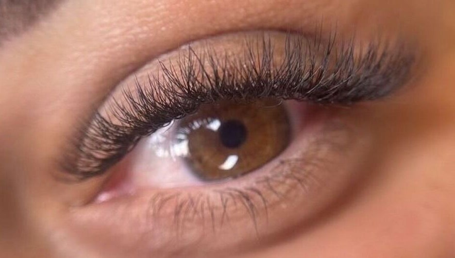 Extension de cils chez Beauty Signature By L, Pomerol, Nouvelle-aquitaine, FR, offrant un regard éblouissant.