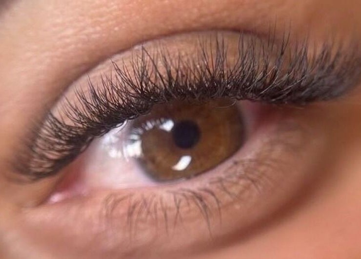 Extension de cils chez Beauty Signature By L, Pomerol, Nouvelle-aquitaine, FR, offrant un regard éblouissant.