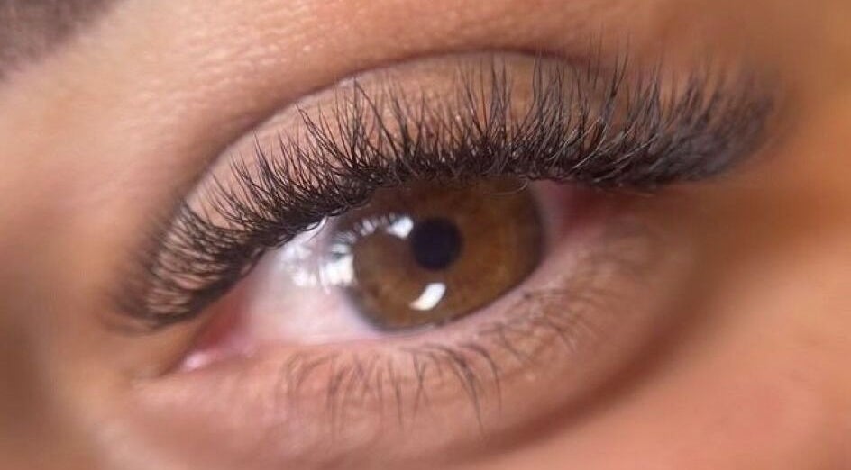 Extension de cils chez Beauty Signature By L, Pomerol, Nouvelle-aquitaine, FR, offrant un regard éblouissant.