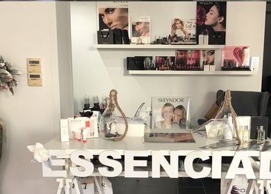 Mostrador de belleza en Essencial, Barbate, Andalucía, ES con productos cosméticos y decoración elegante.