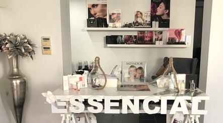 Mostrador de belleza en Essencial, Barbate, Andalucía, ES con productos cosméticos y decoración elegante.