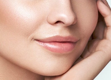 Primer plano de una sonrisa cuidada en Essencial, Barbate, Andalucía, ES, realzando la belleza natural.