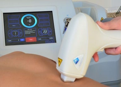 Tratamiento de belleza en Essencial, Barbate, Andalucía, ES, con equipo de alta tecnología.