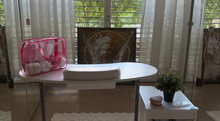 Behandlungsraum bei Mika Beauty in Lausen, Basel-landschaft, CH mit Tageslicht und entspannender Atmosphäre.