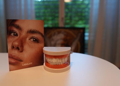 Mika Beauty Lashlift-Broschüre und Zahnmodell, Lausen, Basel-landschaft, CH.