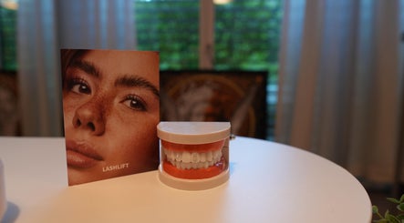 Mika Beauty Lashlift-Broschüre und Zahnmodell, Lausen, Basel-landschaft, CH.