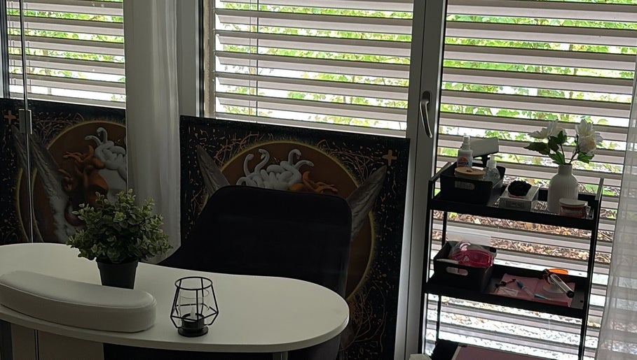 Innenansicht von Mika Beauty in Lausen, Basel-landschaft, CH mit elegantem Schminktisch und Pflanzen.