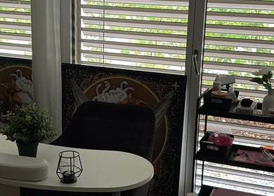 Innenansicht von Mika Beauty in Lausen, Basel-landschaft, CH mit elegantem Schminktisch und Pflanzen.