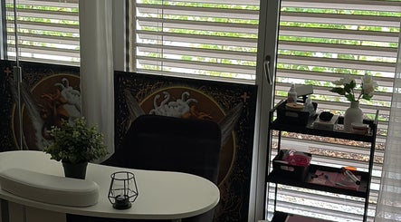 Innenansicht von Mika Beauty in Lausen, Basel-landschaft, CH mit elegantem Schminktisch und Pflanzen.