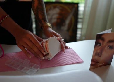 Hand bereitet Lashlift bei Mika Beauty, Lausen, Basel-landschaft, CH vor.