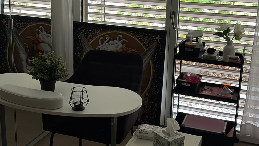 Entspannende Behandlungsecke bei Mika Beauty, Lausen, Basel-landschaft, CH mit Pflanzen und künstlerischen Details.