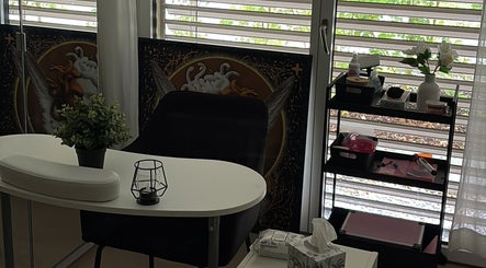 Entspannende Behandlungsecke bei Mika Beauty, Lausen, Basel-landschaft, CH mit Pflanzen und künstlerischen Details.