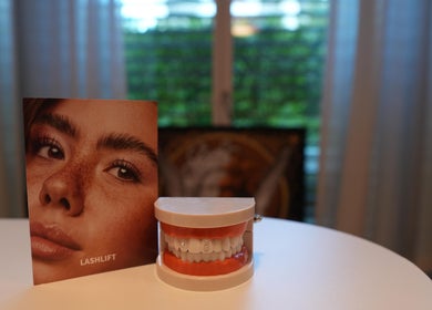 Mika Beauty in Lausen, Basel-landschaft, CH: Werbematerial für Lash-Lifting und Zahnpflege Zubehör.
