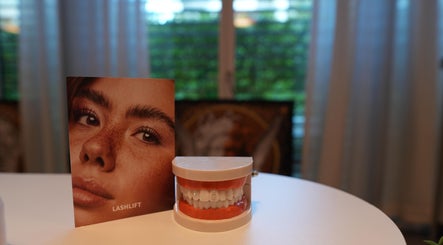 Mika Beauty in Lausen, Basel-landschaft, CH: Werbematerial für Lash-Lifting und Zahnpflege Zubehör.