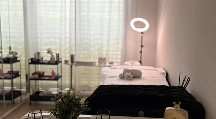 Entspannungsraum bei Mika Beauty in Lausen, Basel-landschaft, CH mit Massagebett, Aromatherapie und sanftem Licht.