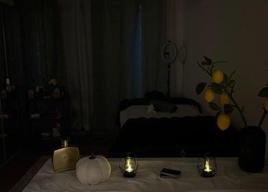 Stimmungsvolle Beleuchtung im Behandlungsraum bei Mika Beauty, Lausen, Basel-landschaft, CH.