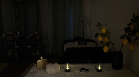Stimmungsvolle Beleuchtung im Behandlungsraum bei Mika Beauty, Lausen, Basel-landschaft, CH.
