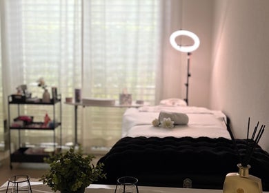 Behandlungsraum bei Mika Beauty in Lausen, Basel-landschaft, CH, mit Massageliege und sanfter Beleuchtung.