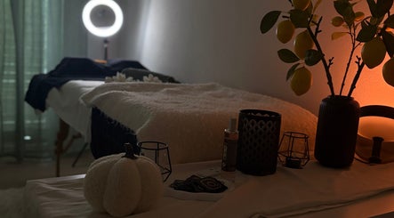 Entspannungsraum bei Mika Beauty in Lausen, Basel-landschaft, CH mit gemütlichem Ambiente und Dekoren.