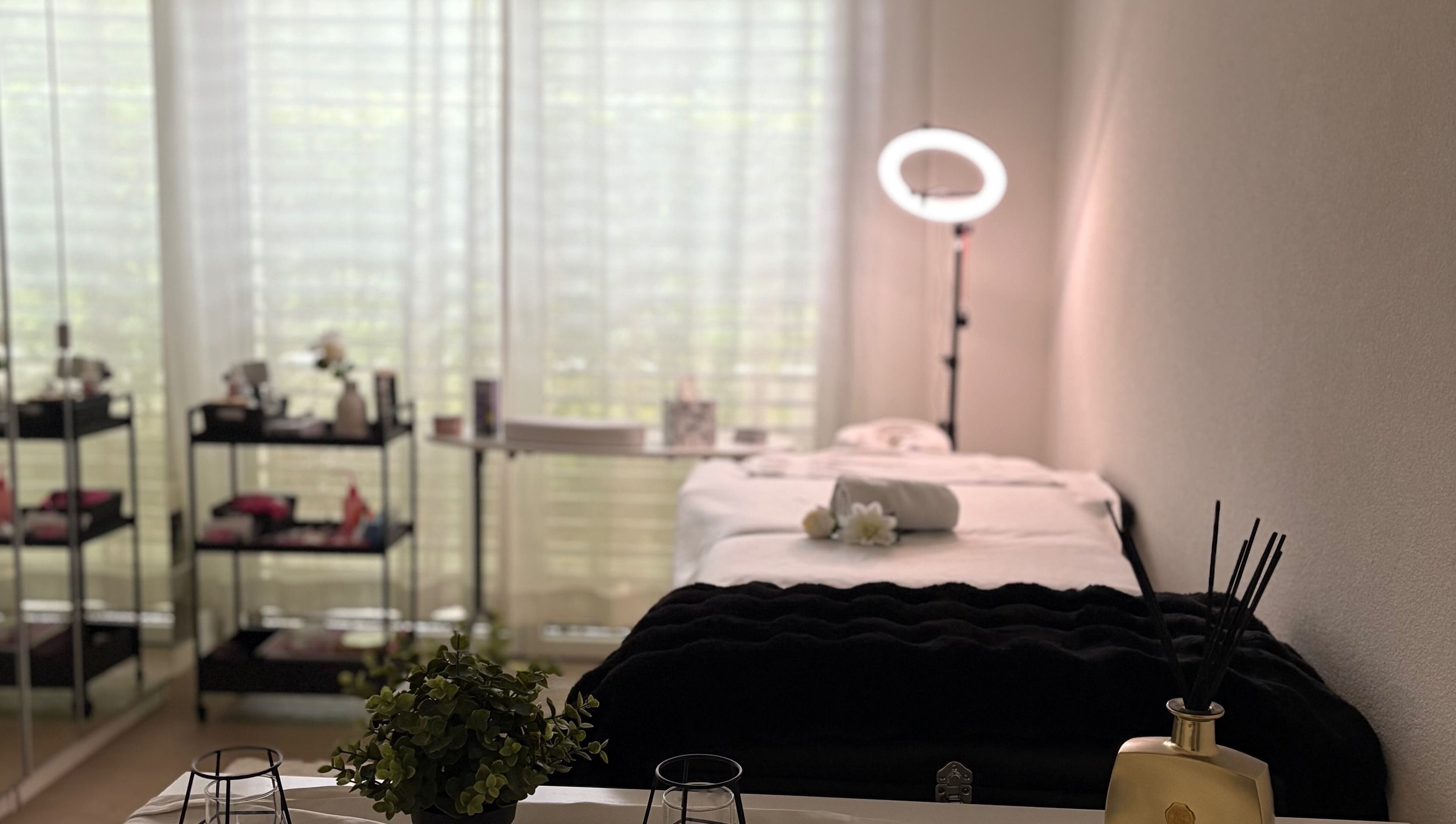 Behandlungsraum bei Mika Beauty, Lausen, Basel-landschaft, CH. Ruhige Atmosphäre mit Massagebett und Dekoration.