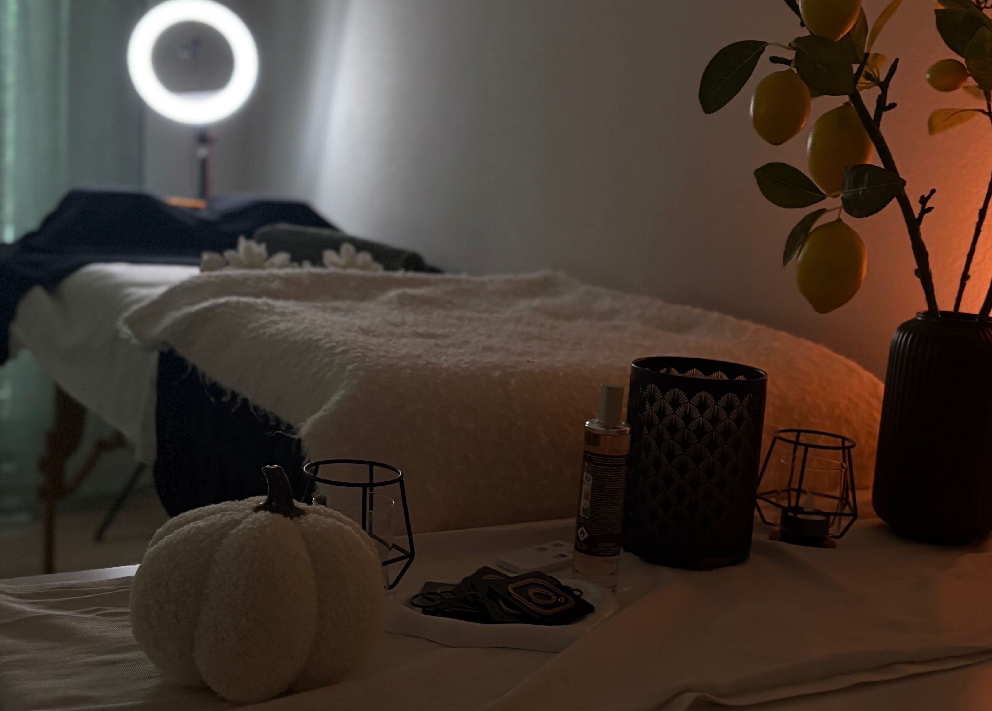 Entspannte Massageliege bei Mika Beauty, Lausen, Basel-landschaft, CH mit beruhigender Dekoration und weichem Licht.