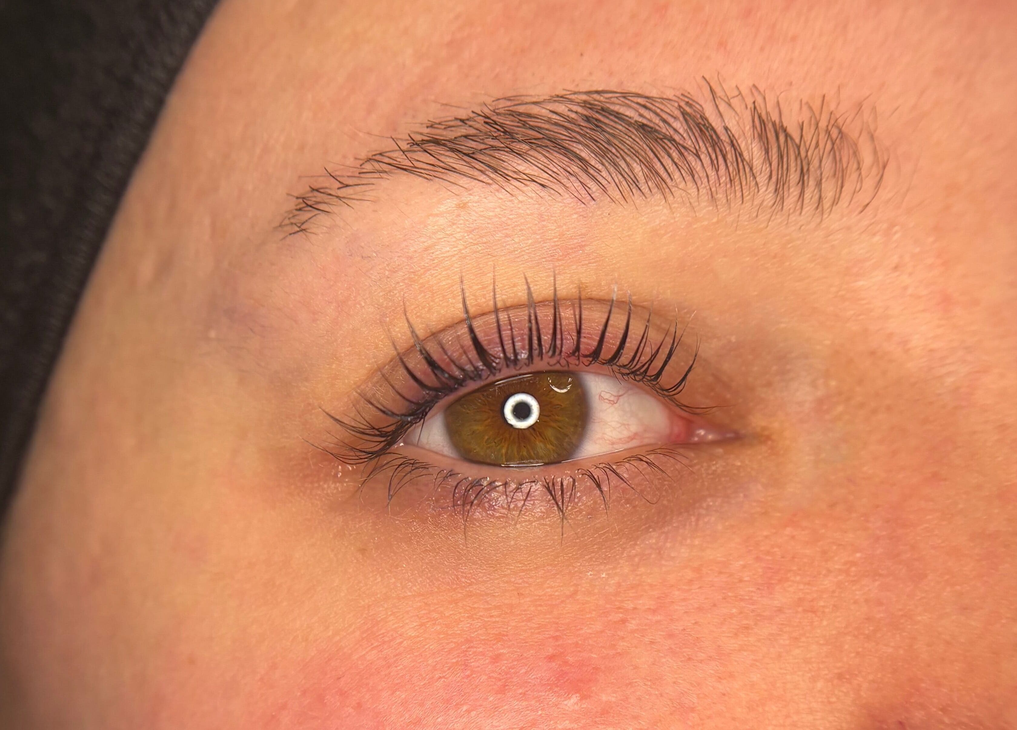 Nahaufnahme eines gestylten Auges bei Mika Beauty, Lausen, Basel-landschaft, CH.