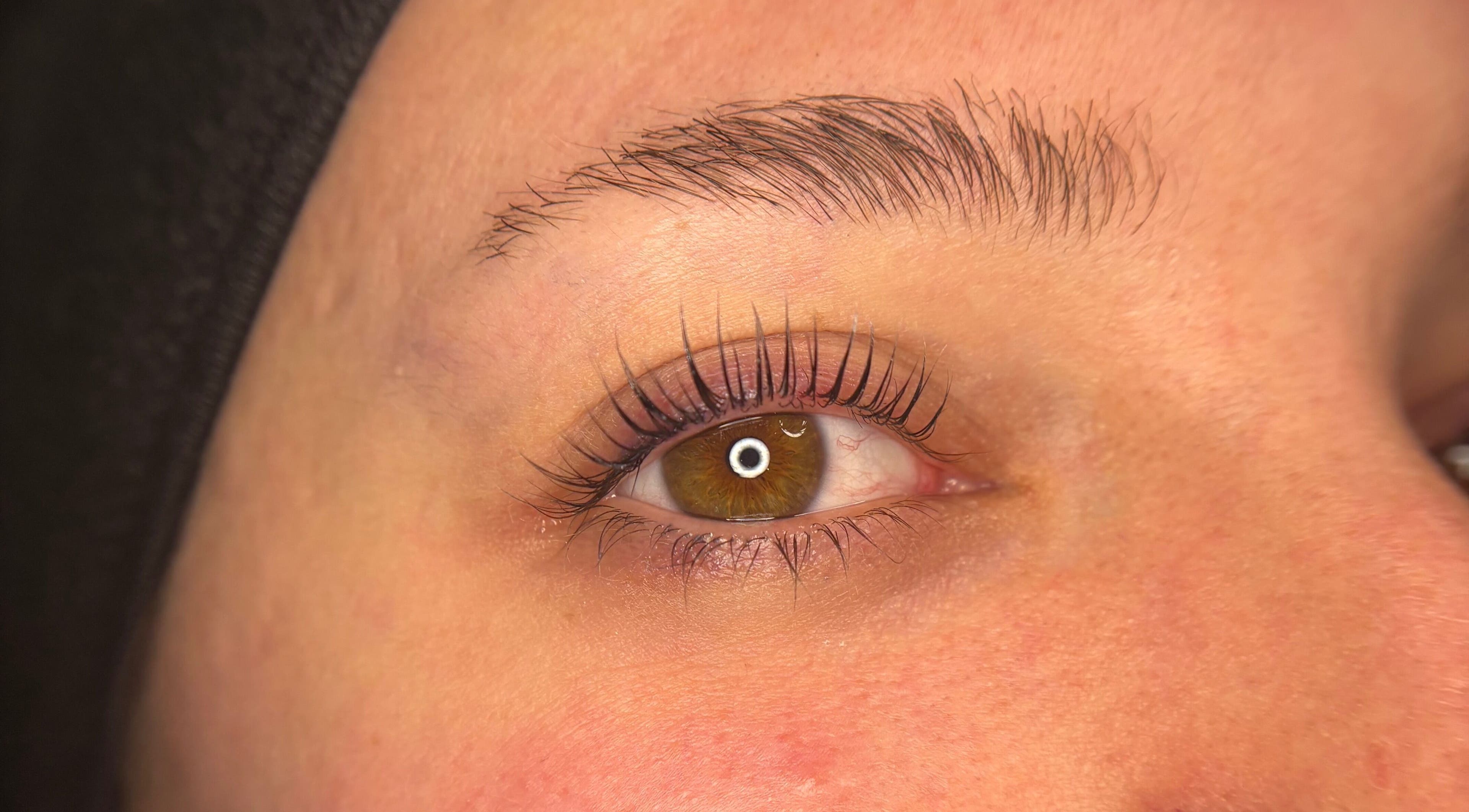 Nahaufnahme eines gestylten Auges bei Mika Beauty, Lausen, Basel-landschaft, CH.