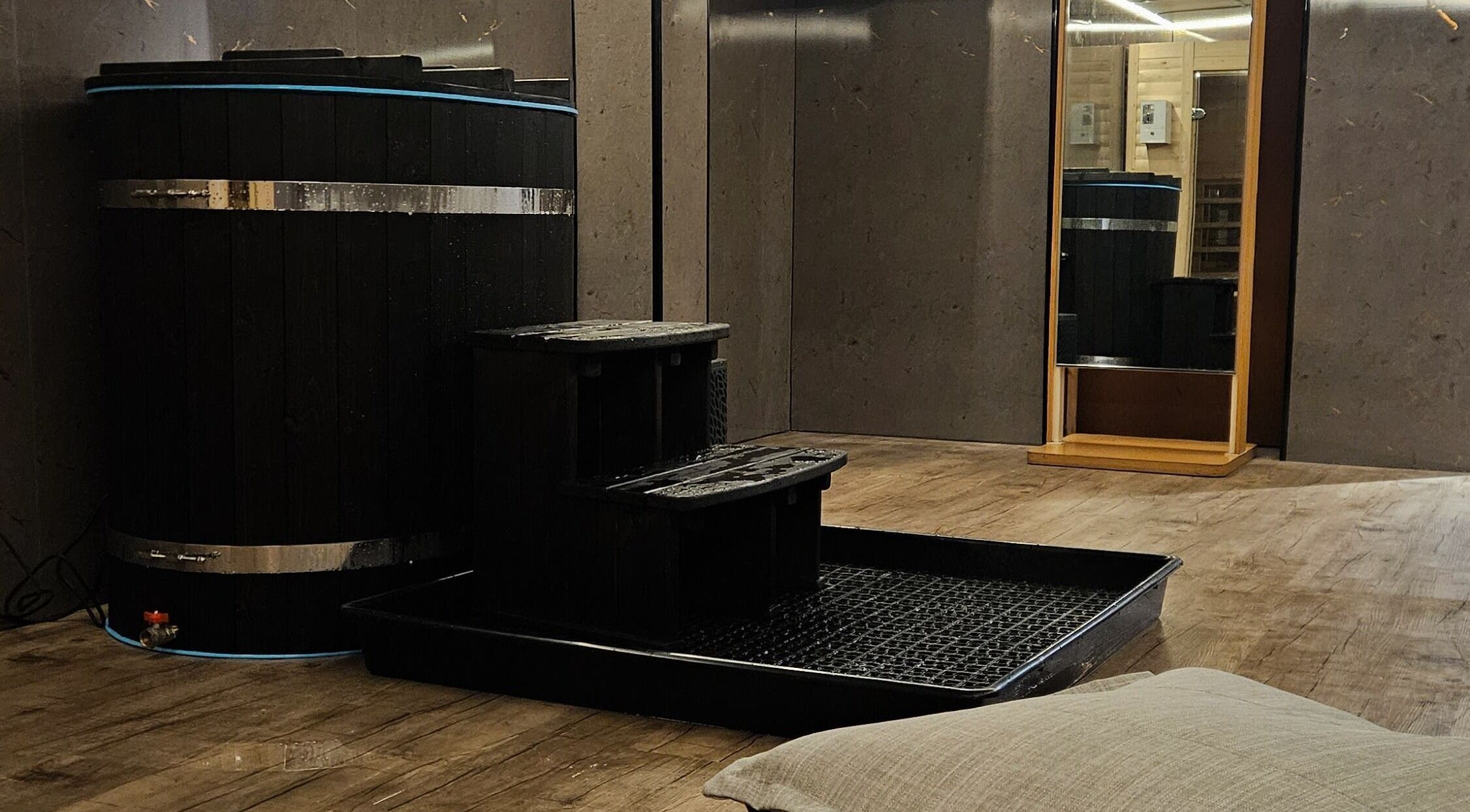 Relaxing hot tub space at Urban Sports Fitness, Royal Leamington Spa, England, GB.