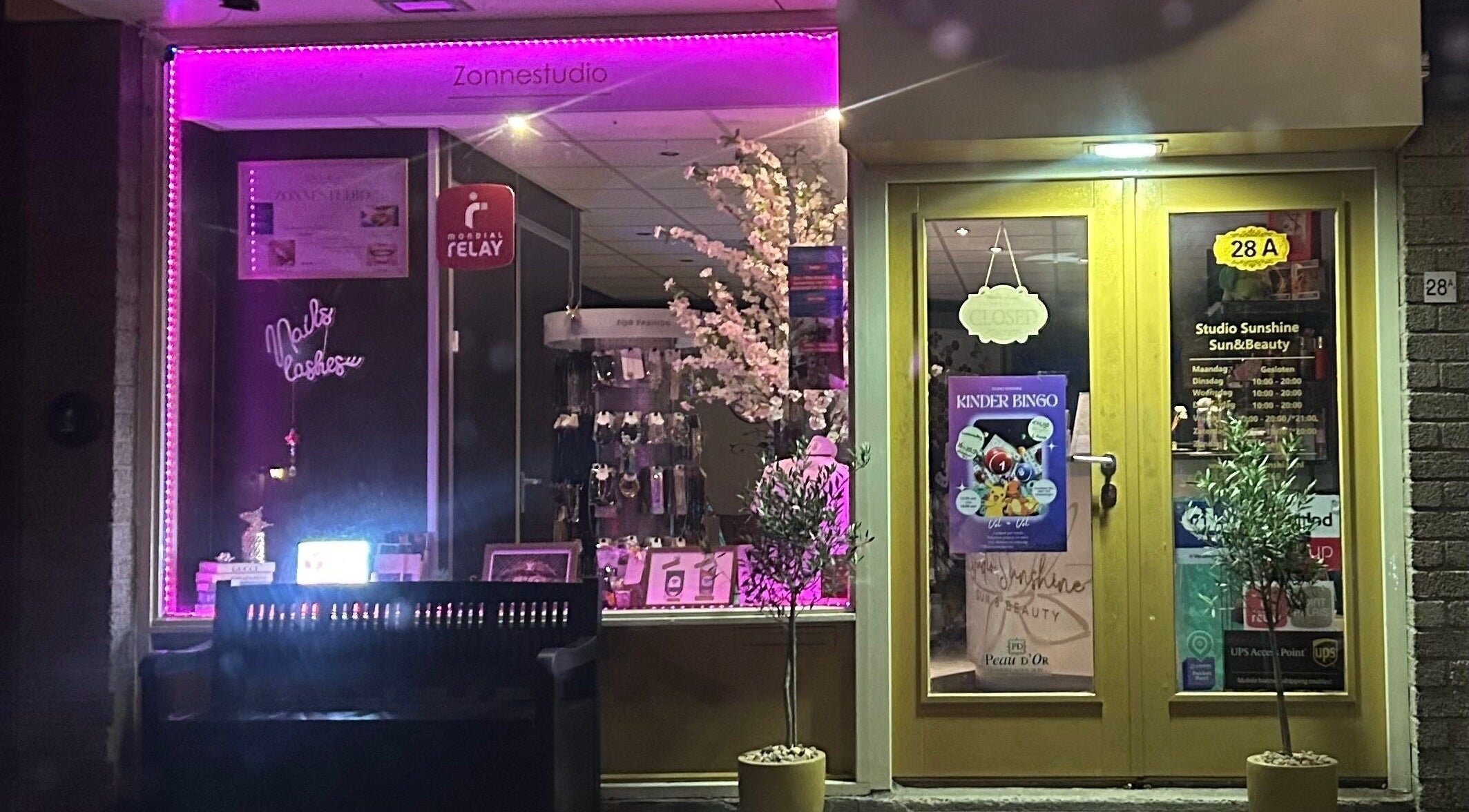 Buitenkant van Studio Sunshine Sun&beauty in Steenbergen, Noord-brabant, NL, verlicht door elegante roze tinten.